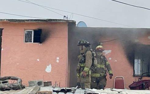 Juega menor de edad con encendedor y deja vivienda en llamas