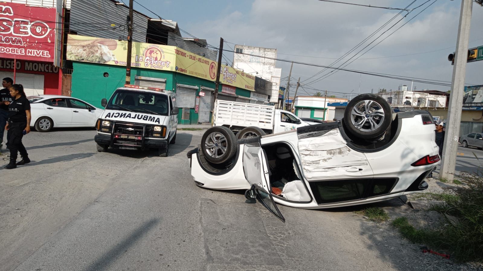 Impacta unidad municipal camioneta y la hace volcar