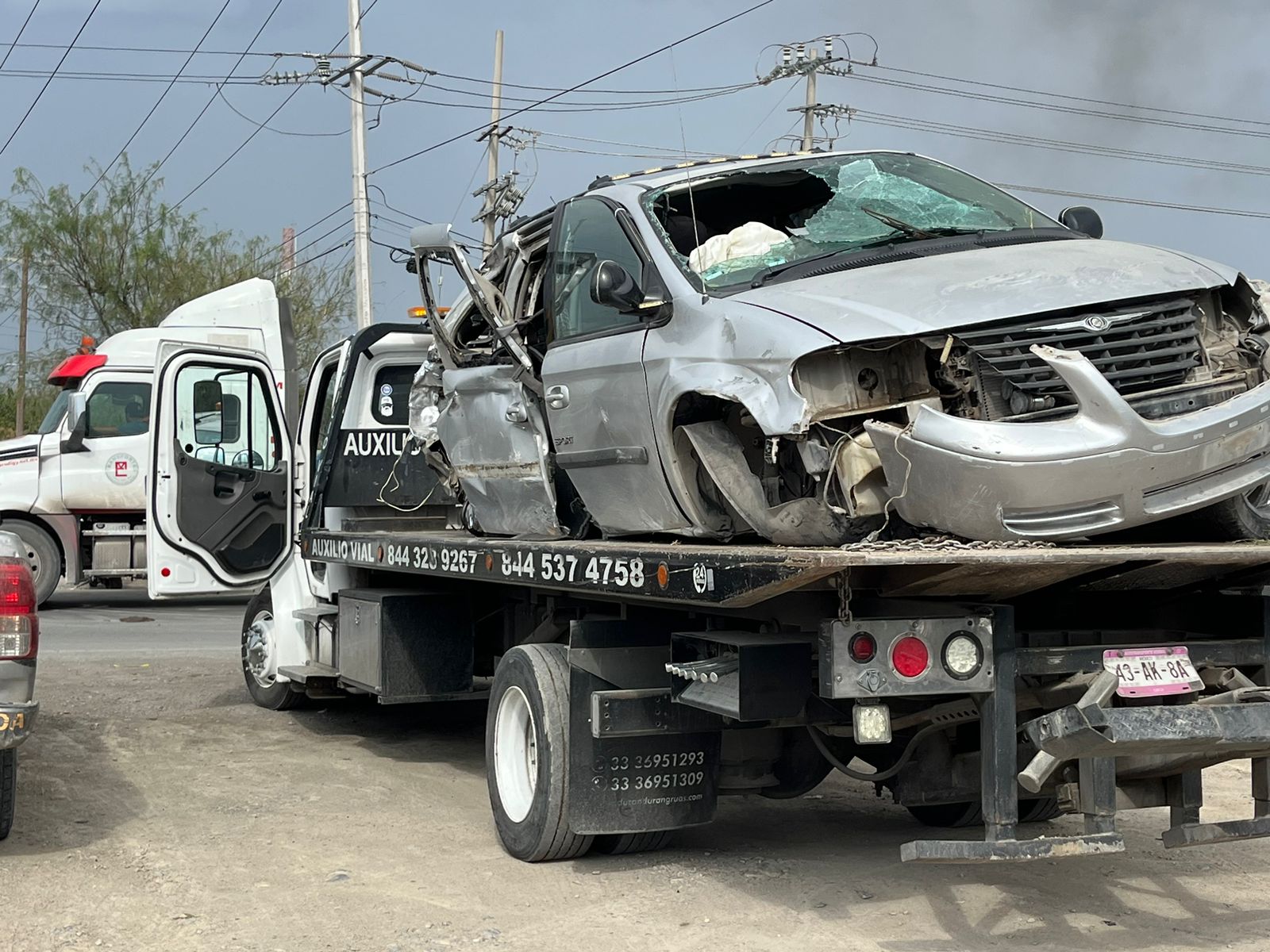 Termina camioneta destrozada por tren