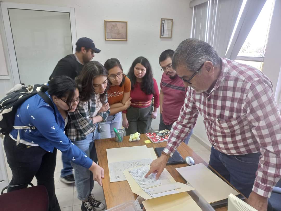 Visitan alumnos de posgrado el Archivo Municipal de Monclova