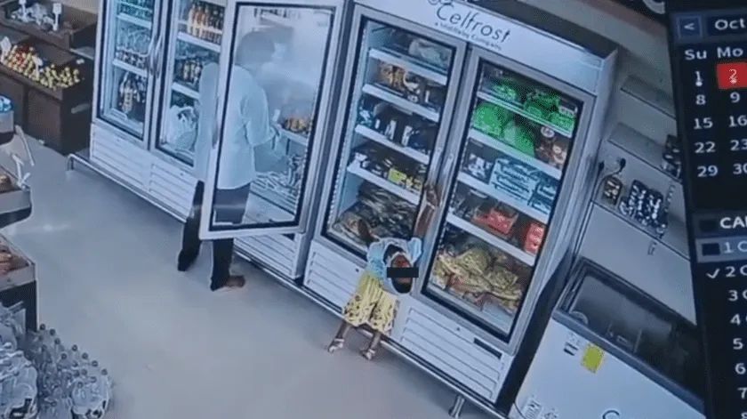 Video | Niña de 4 años pierde la vida al tocar un refrigerador en un supermercado