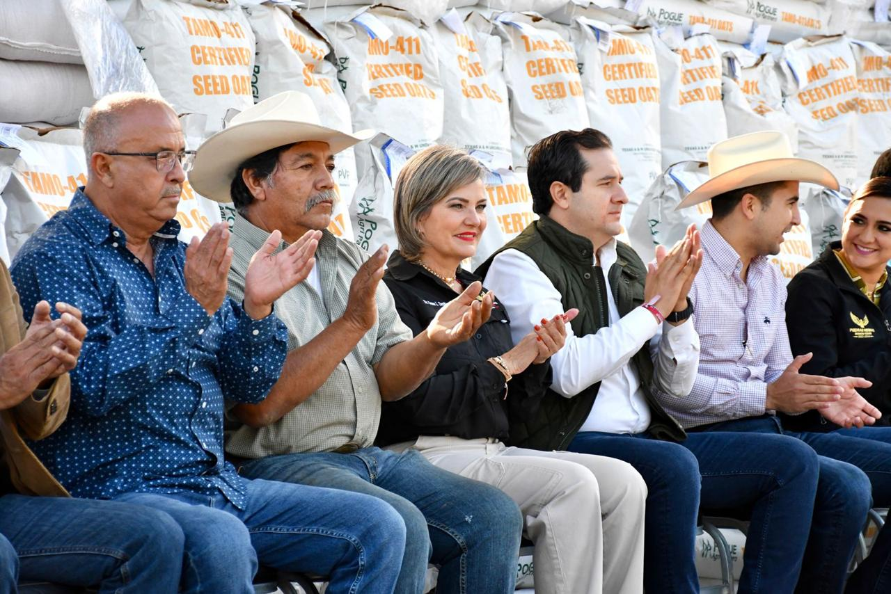 APOYA MUNICIPIO AL CAMPO CON AVENA FORRAJERA