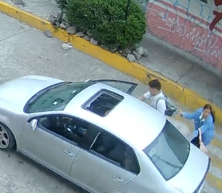 VIDEO: secuestran a una menor frente a su madre en sólo 30 segundos en el Estado de México