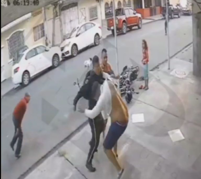 VIDEO: dos rateros asaltan a motociclista y vecinos salen a darles una golpiza