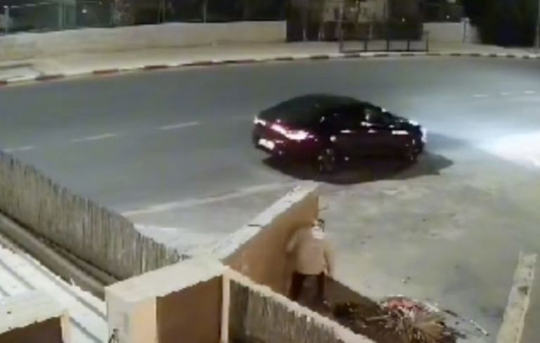 FUERTES IMÁGENES: hombre se esconde detrás de una pared para salvarse de un misil y el proyectil cae encima de él