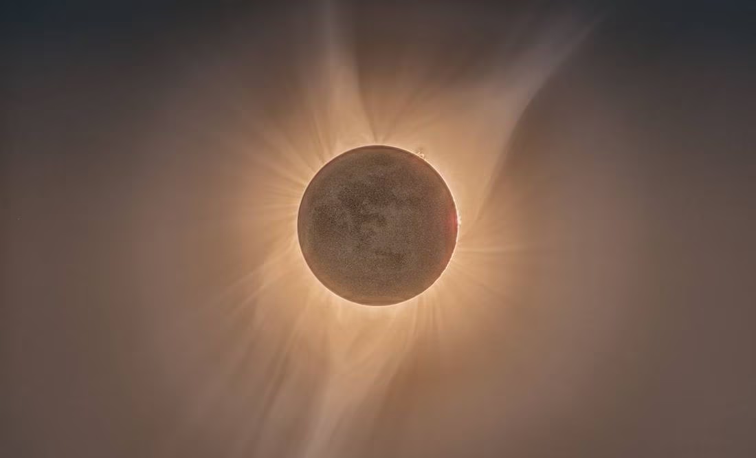 Hacer estas cosas en el eclipse del 14 de octubre podría dejarte ciego: ¿qué métodos de observación son peligrosos?