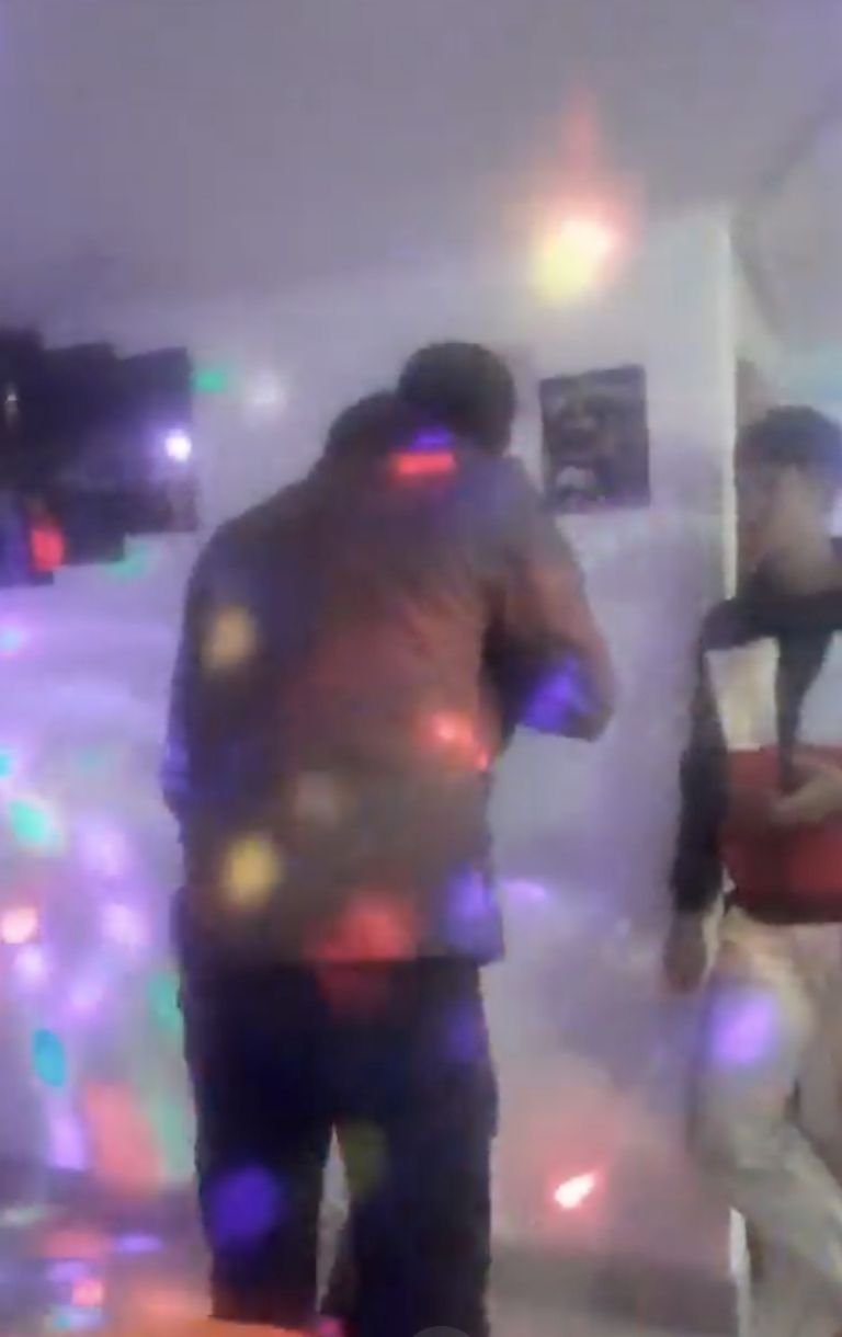 IMÁGENES FUERTES: cantante en un bar dedica una canción a una mujer y su esposo lo asesina con un cuchillo