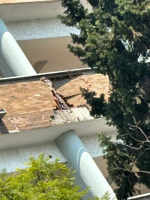 VIDEO: cae fachada de edificio en la Facultad de Medicina de la UNAM