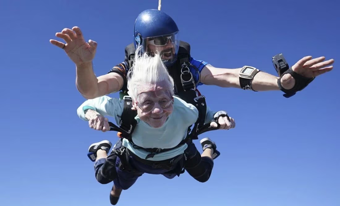 VIDEO: Abuelita de 104 años se lanza en paracaídas; espera imponer un nuevo récord mundial