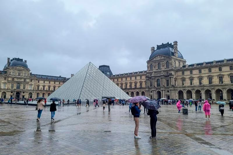 Francia en alerta máxima: Desalojan Museo de Louvre y Palacio de Versalles por amenaza de bomba