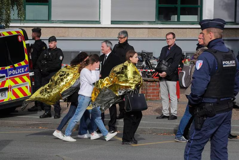 Francia, en jaque: Escuela donde fue asesinado un maestro es evacuada por amenaza de bomba