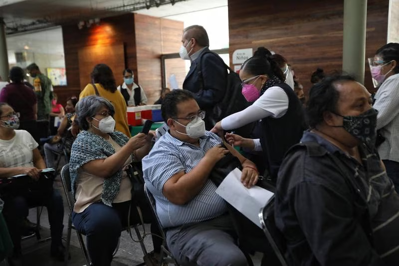 Vacunas vs COVID-19 e influenza: ¿Qué sectores de la población las recibirán a partir de este lunes?