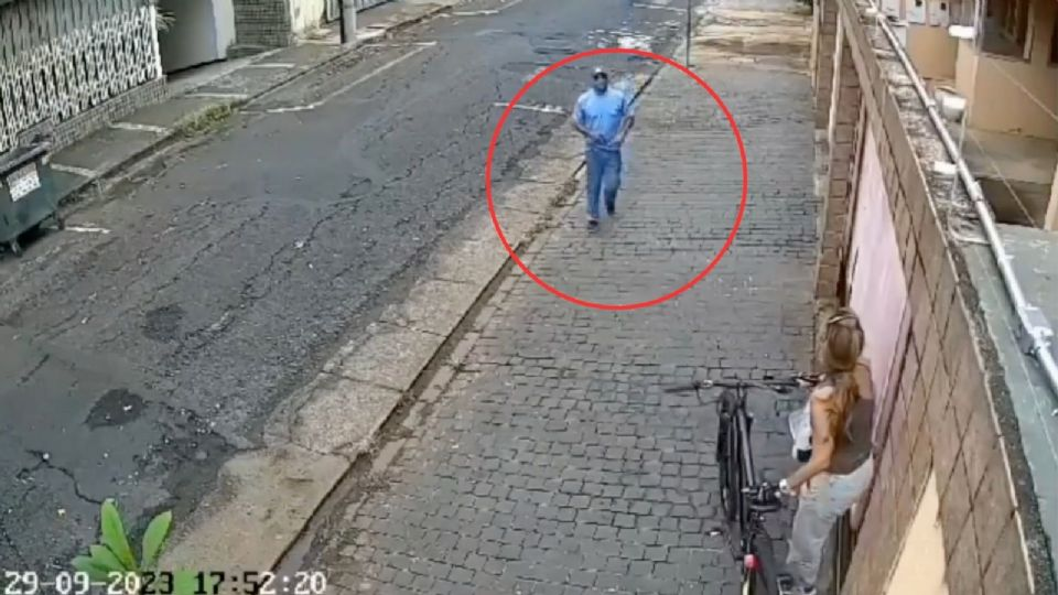 VIDEO:Alessandra pidió el divorcio, y su esposo intentó asesinarla en la calle a plena luz del día