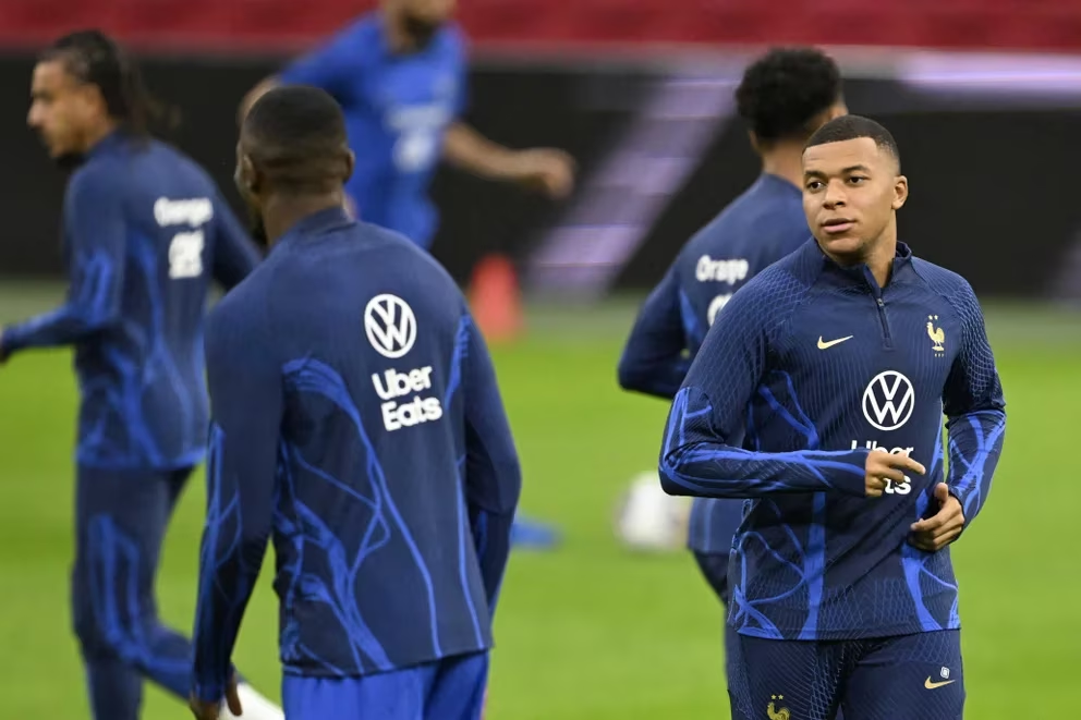 El extraordinario gol de Mbappé en la práctica de Francia: el eufórico festejo tras la pirueta que dejó atónitos a sus compañeros