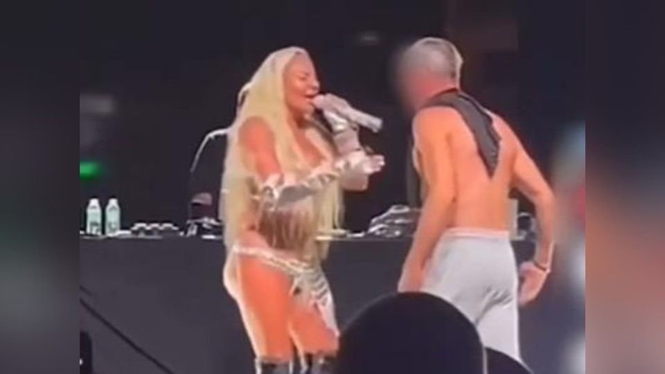 Reconocida cantante sufre fuerte agresión sexual en pleno escenario: VIDEO