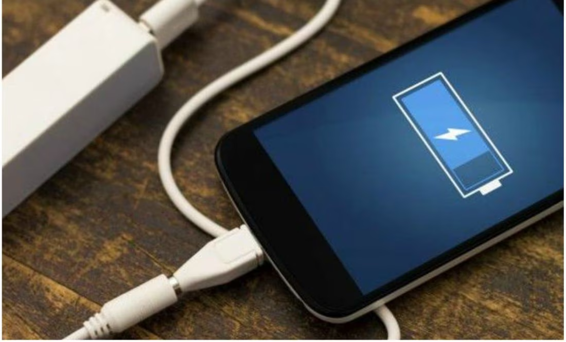 Qué pasa si dejas conectado el cargador del celular todo el tiempo