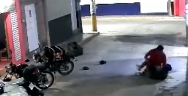 VIDEO | «Mamá, me dolió mucho»: papá propina brutal golpiza a desconocido que agredió a su hijo