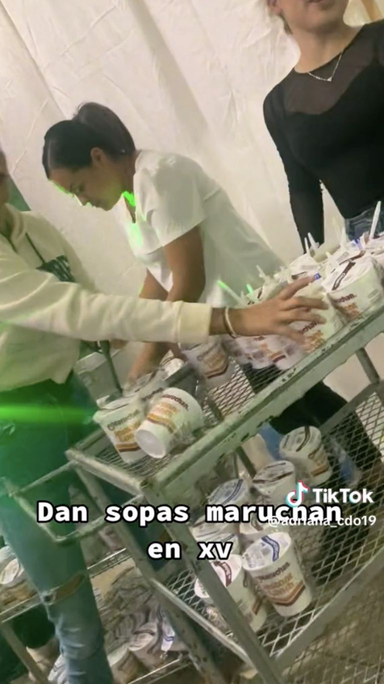 Quinceañera da sopas instantáneas para cenar y se vuelve viral el momento (VIDEO)