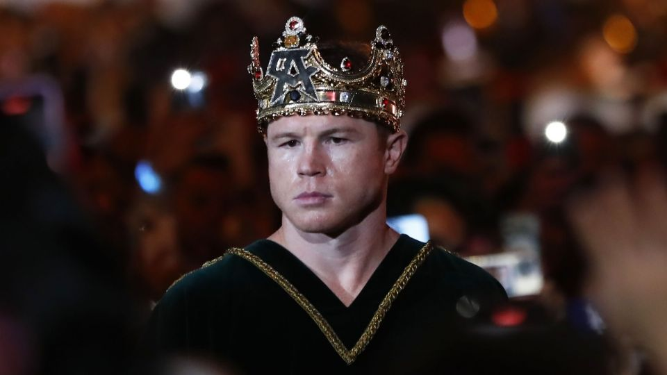 ¿Problemas de dinero? Sorprenden al «Canelo» Álvarez «despachando» en una gasolinera