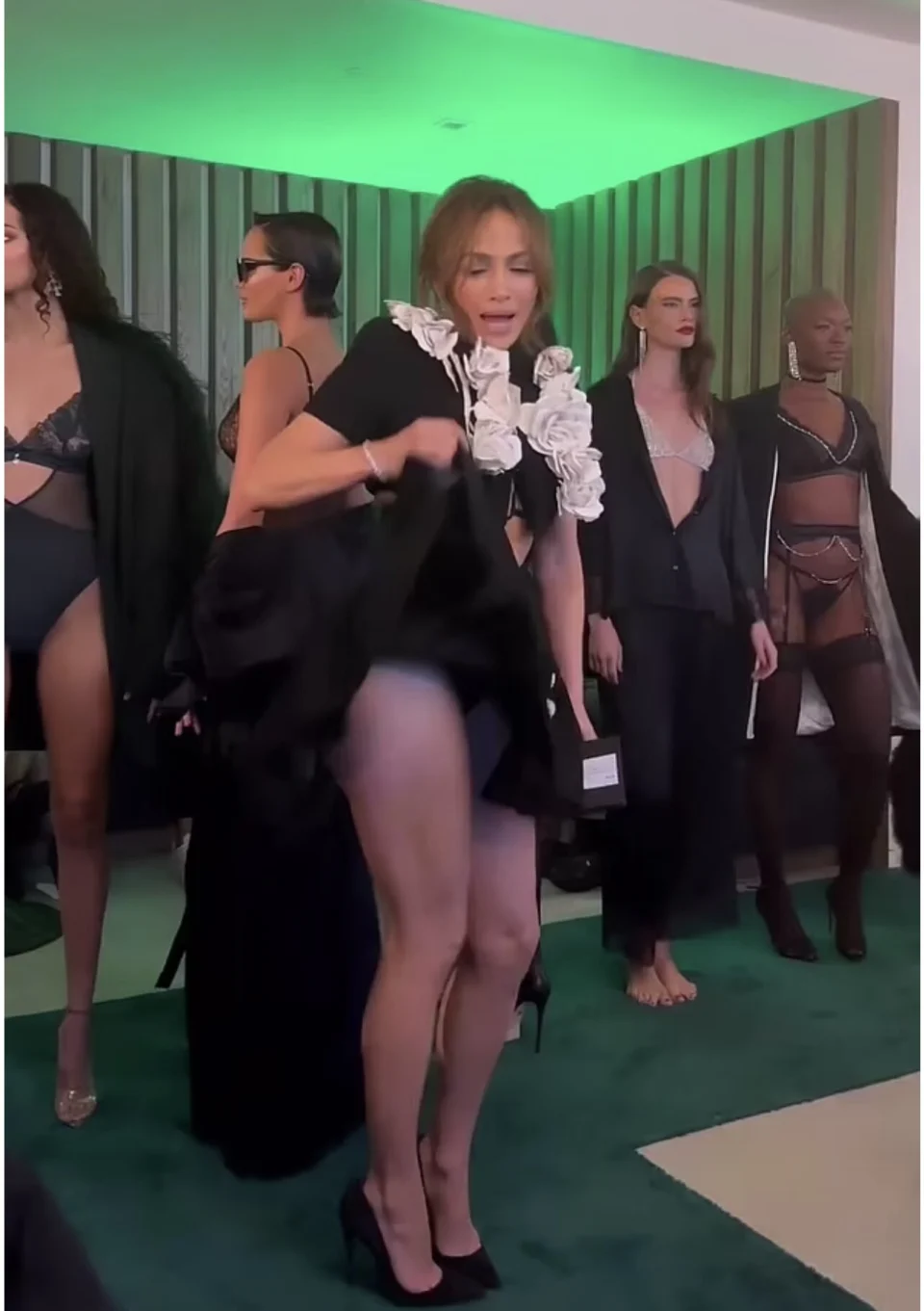 JLo se levanta la falda pícaramente en un evento de ropa interior