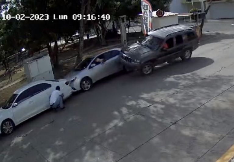Mujer pierde el control de su auto, impacta dos autos y pasa encima de un bebé