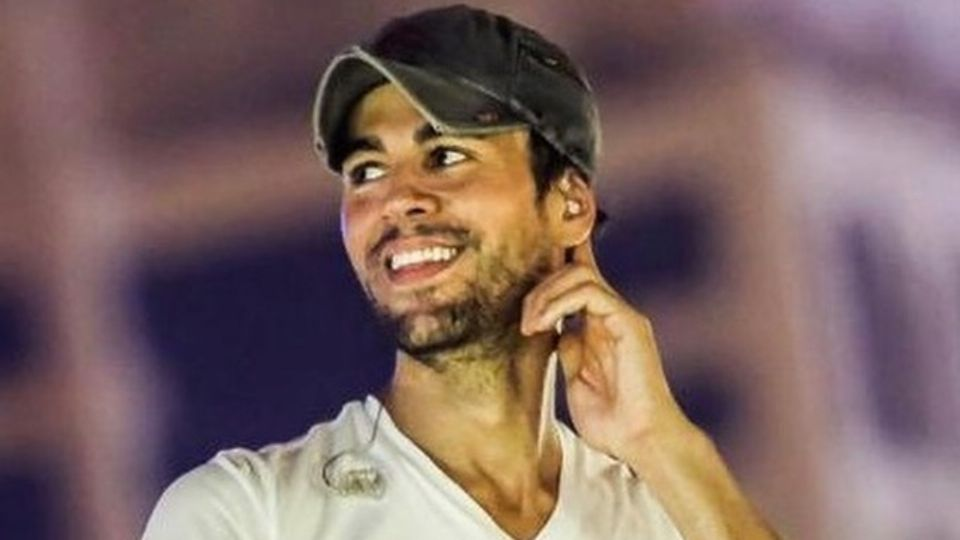 «Canta como Elmo», critican duramente a Enrique Iglesias al cantar sin autotune en pleno concierto: VIDEO