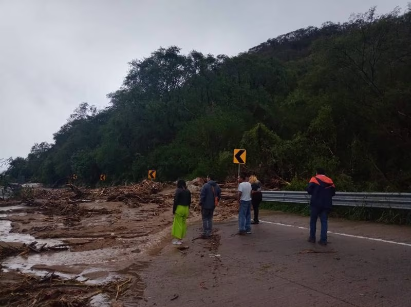 Huracán ‘Otis’ aísla a Acapulco: Autopista del Sol cierra en ambos sentidos por deslaves