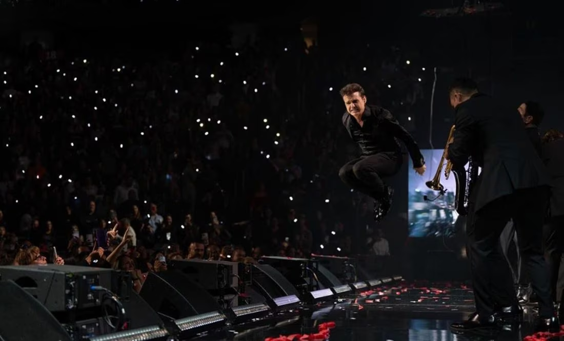 Luis Miguel sufre incidente en el oído y en una pierna durante concierto