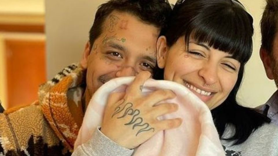 Nodal reaparece con su hija entre brazos, así presume su faceta paternal