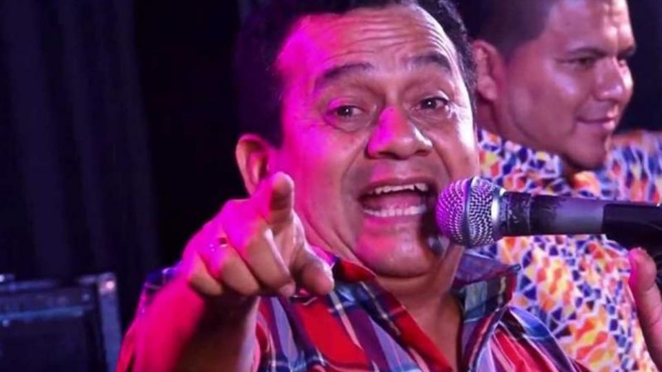 Cantante incita a mujer a desnudarse en pleno concierto a cambio de cerveza