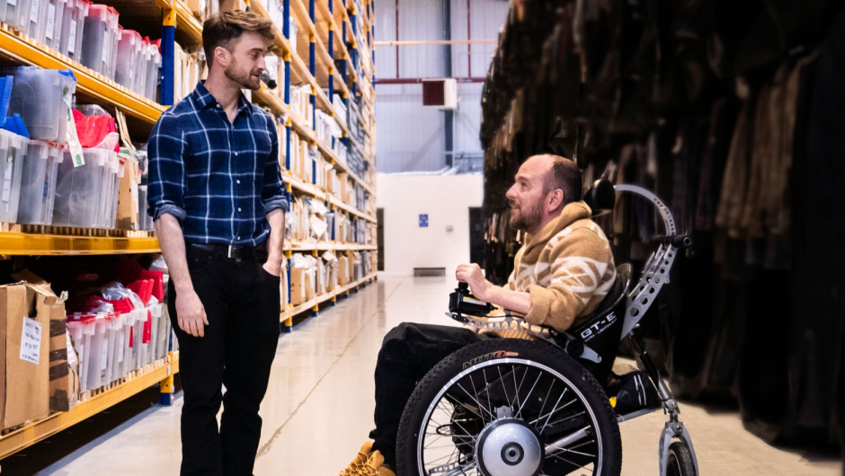 Daniel Radcliffe produce un documental sobre su doble en «Harry Potter» que quedó paralizado tras accidente en el set de «Deathly Hallows»