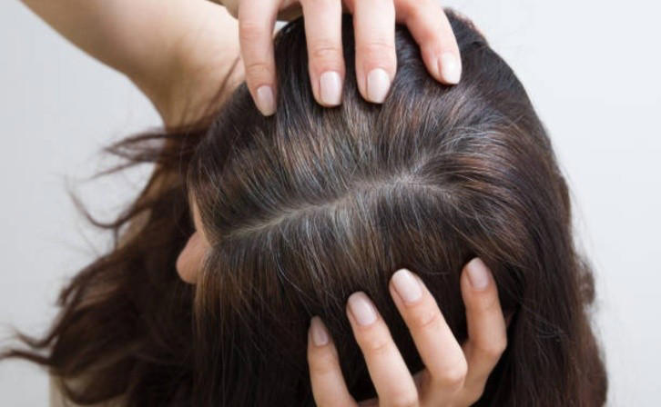 ¿Las canas pueden volver a su color original?
