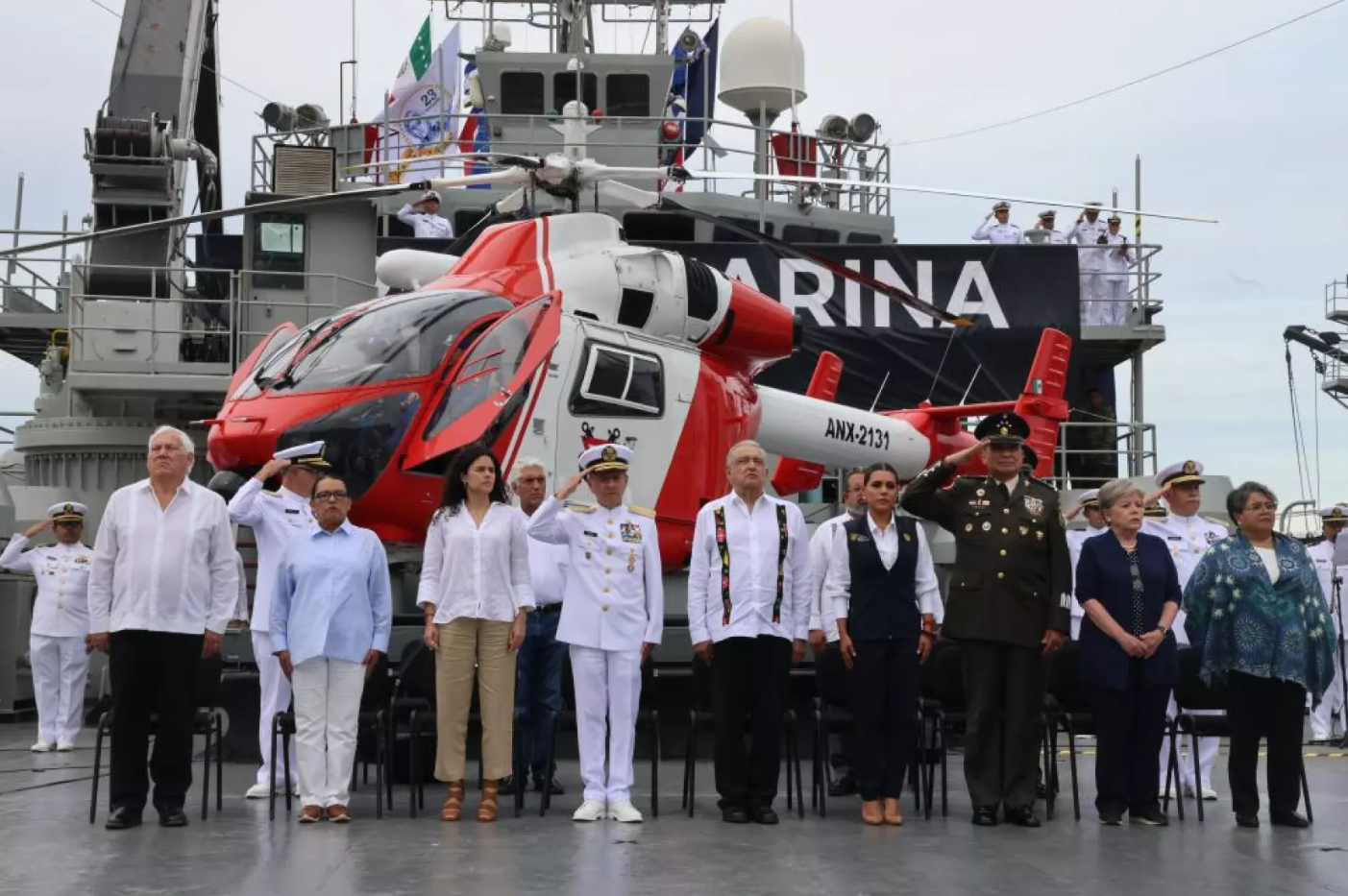 A bordo de un barco de la Marina, AMLO rinde homenaje a fallecidos por Otis