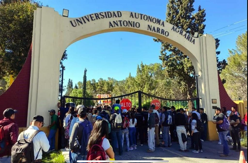 Cierran estudiantes accesos a la UAAAN