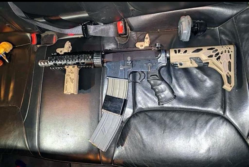 ABANDONAN AUTO ARSENAL DE COAHUILA EN NUEVO LEÓN