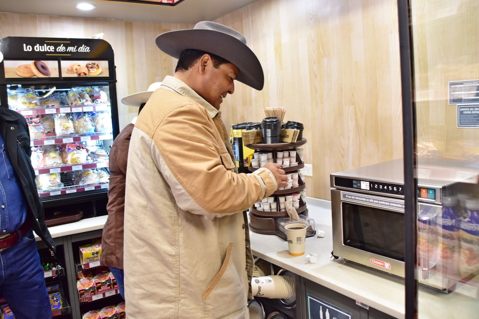 INAUGURA BETO VILLARREAL TIENDA EN CUATRO CIÉNEGAS
