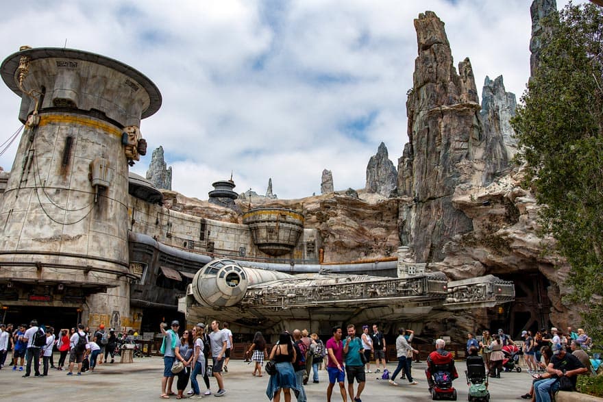 Visitantes de Disneyland ‘se hacen del baño’ ¡En plena fila!