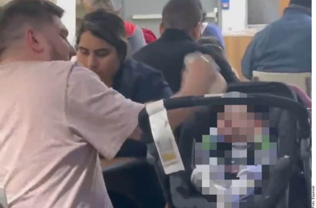 Indigna hombre que golpea a bebé en la cabeza en aeropuerto