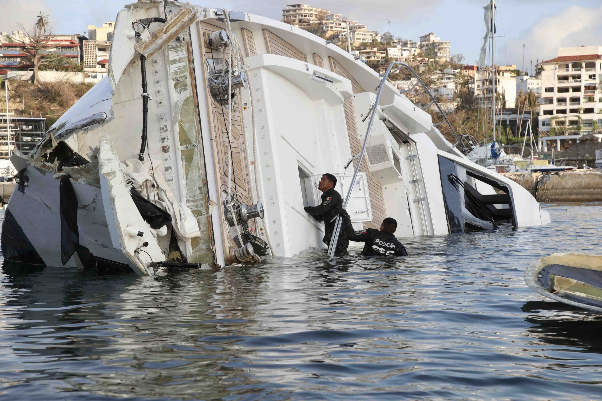 Buscan buzos en mar a capitanes y marinos