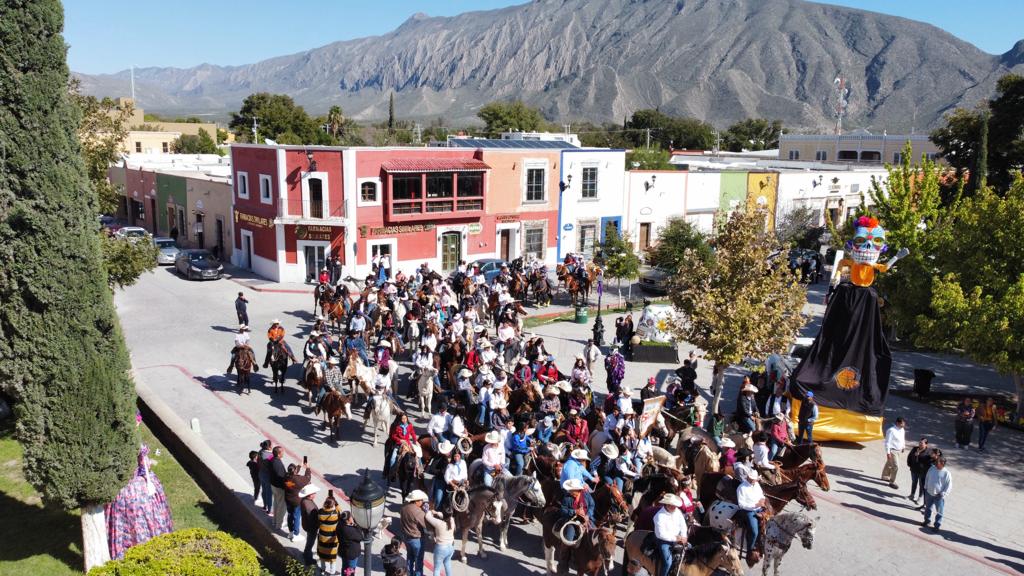 BETO VILLARREAL CABALGA CON ALUMNOS DEL CBTA 22
