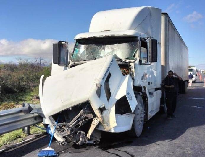 Cinco lesionados en accidente carretero