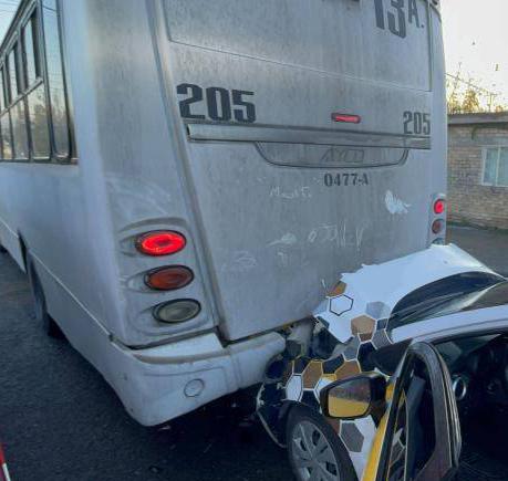 Traía prisa taxista y choca contra camión