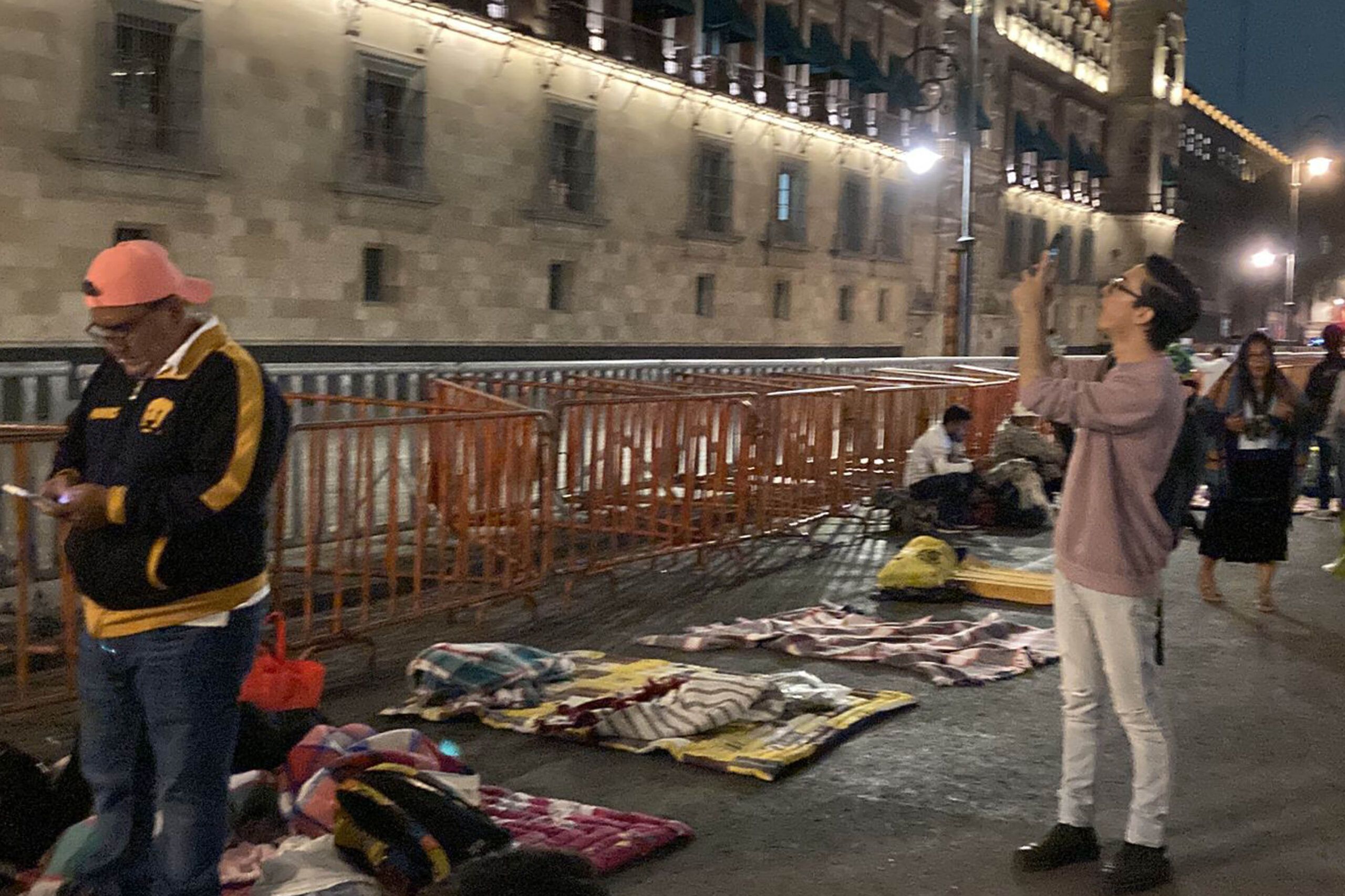 Caravana de afectados instala plantón en Zócalo