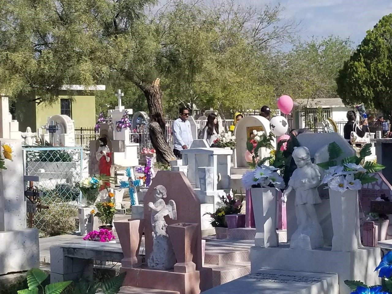 Cientos visitan a sus muertos en Carbonífera