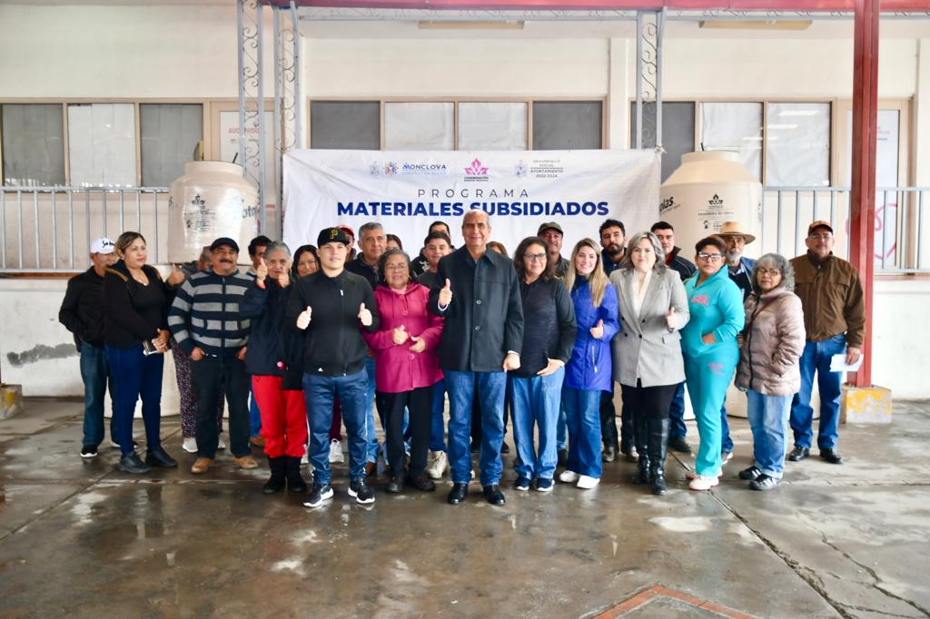 Exitosa la entrega de tinacos en Monclova