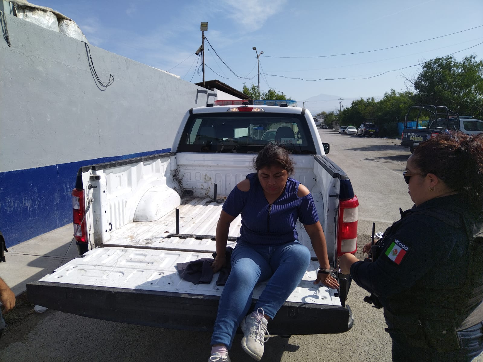 Hacía mujer show en la calle; la detienen