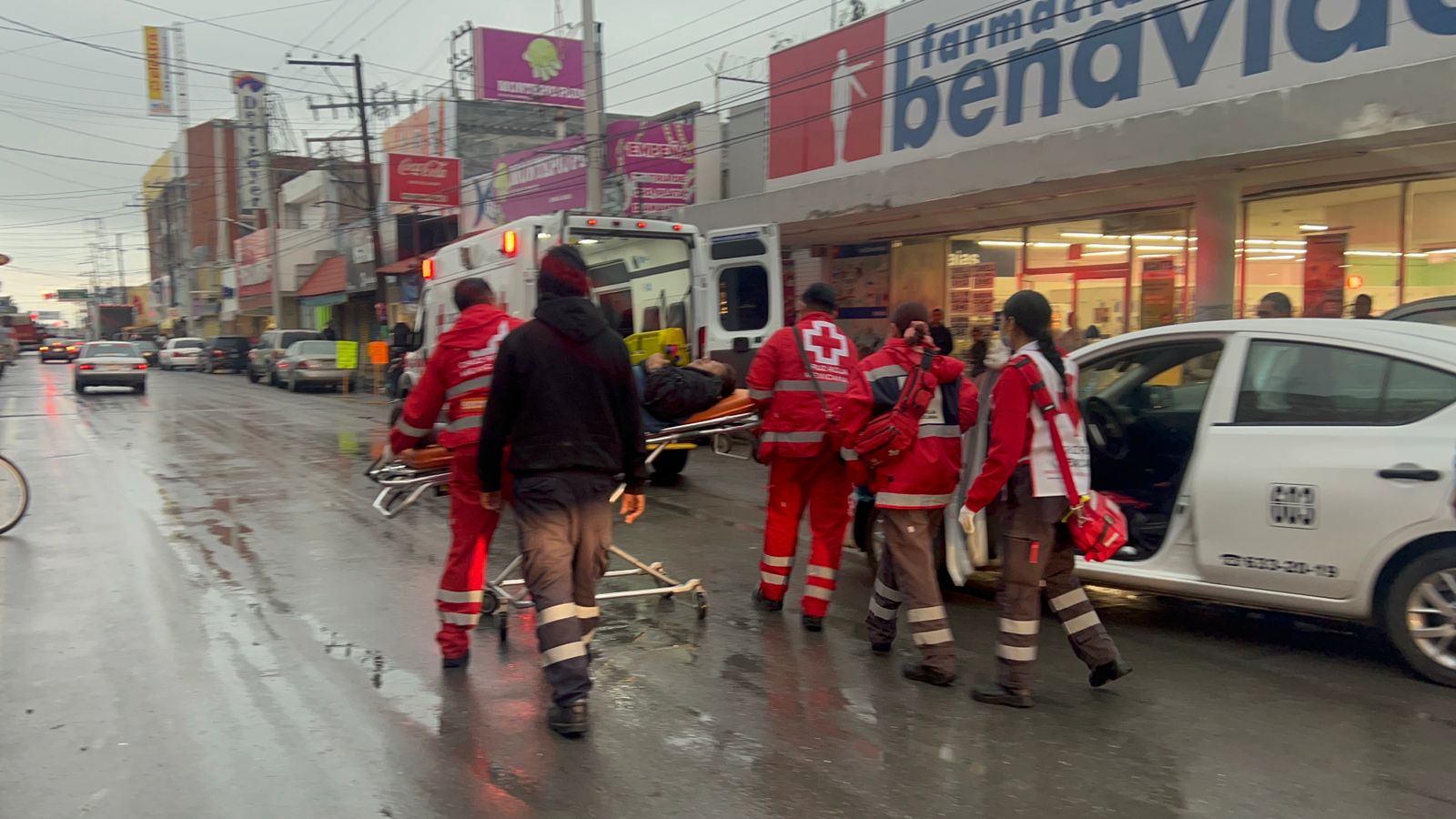 MATA INFARTO A TAXISTA CON PASAJEROS A BORDO