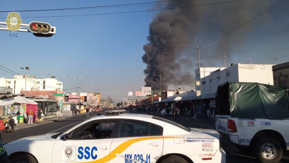 Incendio en Tepito consume bodega de zapatos