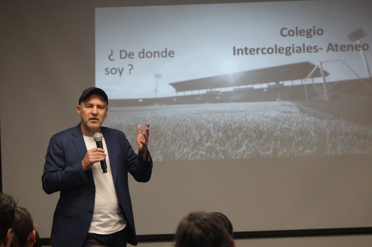 Charla Héctor Adomaitis con jóvenes deportistas