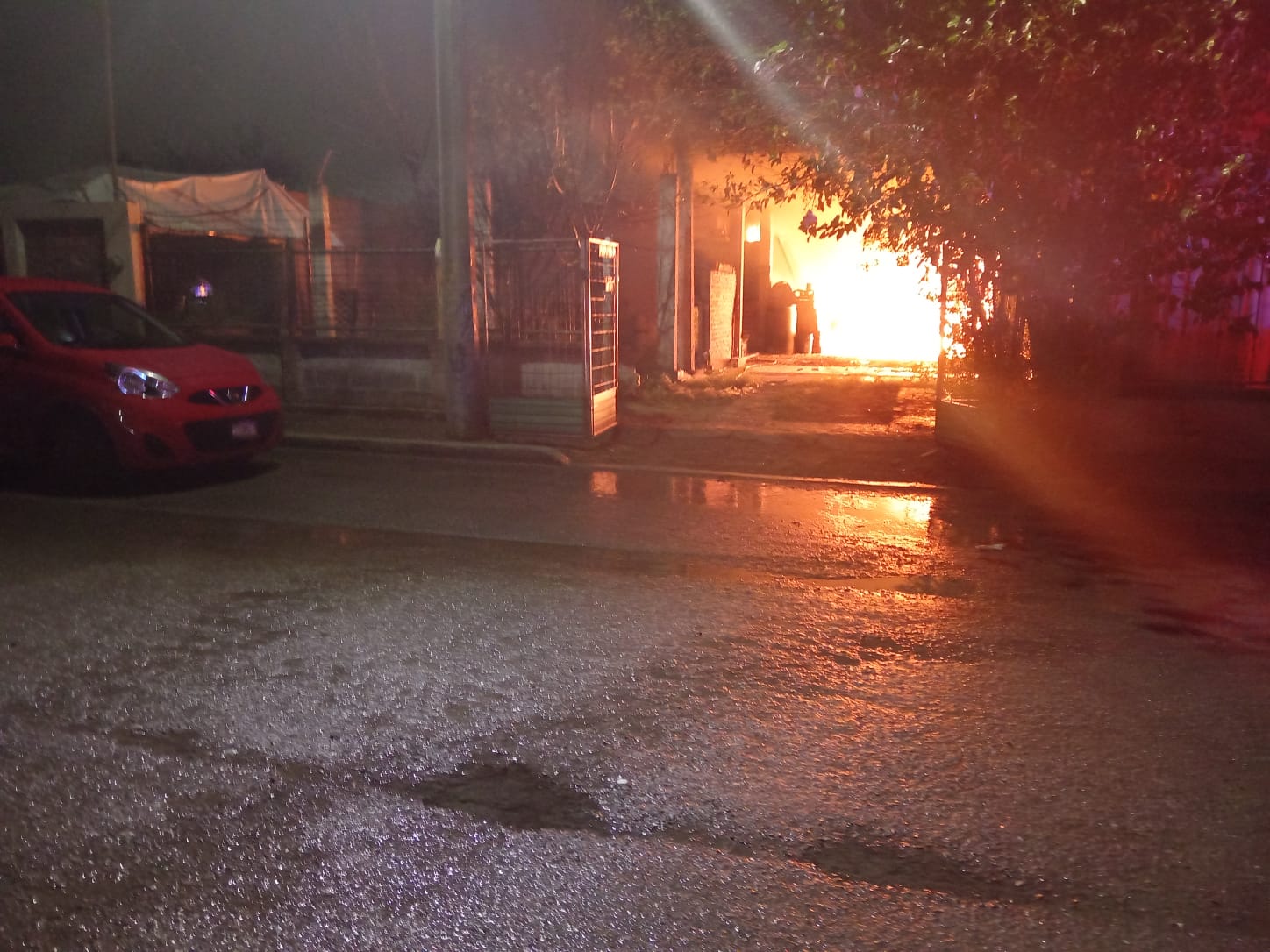 Aterroriza a familia incendio de vivienda